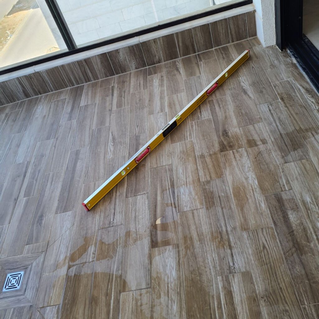 בדיקת שיפוע במרפסת